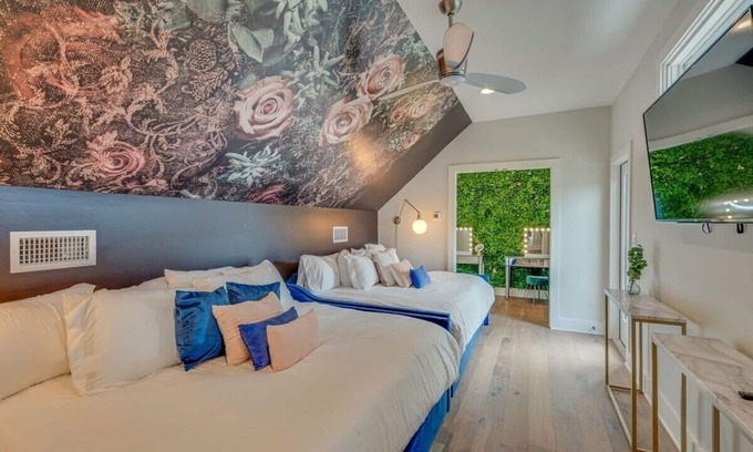 Germantown House | Germantown Retreat with Rooftop Patio