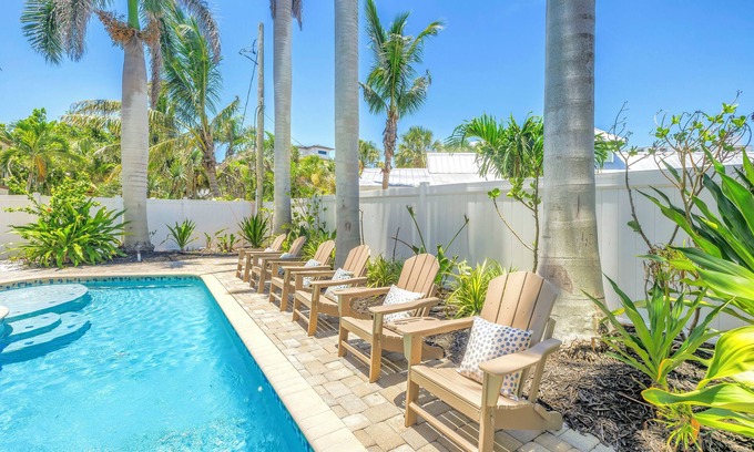 Siesta Key Village House | Gertrude's Siesta | 6 Terraces, Rooftop, Pool, 1-min to Beach and Village!