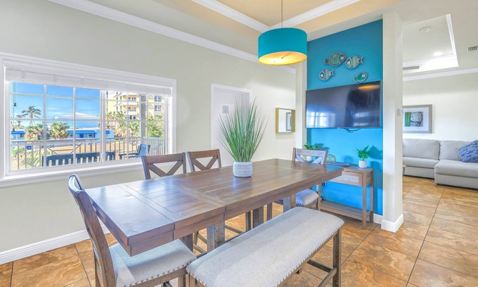 Siesta Key House | Gertrude's Siesta | Pool, Jacuzzi! 1-minute to Beach! 4-min Dining & Music!