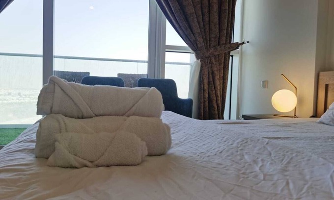 Dubai Apartment | Gharfar-2 Heaven Escape-Golf view-high floor-Netflix-GYM-Pool-perfect staycation