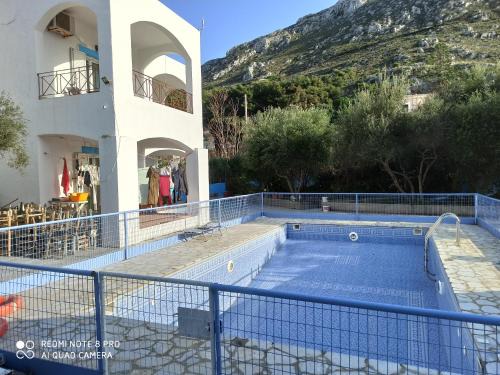 Panormos Apartment | Giannis Gerakios apartments by climbing house