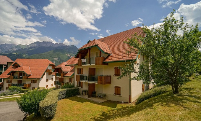 Giez Condo | Giez | 3BR Duplex for 12 + 2 Pools On-Site!