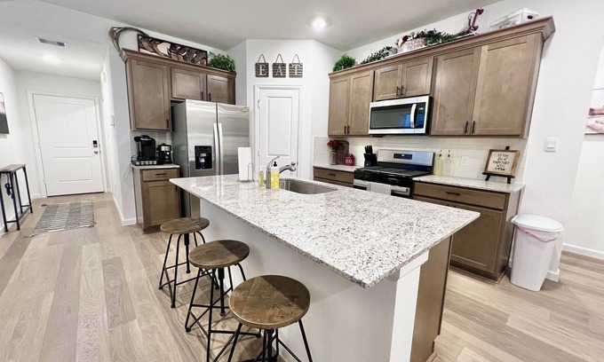 Wellborn House | GIG 'EM LANE - King Bed - 75" Smart TV - Coffee Bar