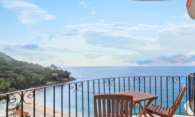 South Shore Hotel Area Apartment | Girasol 901: Beachfront Suite on Playa Gemelas