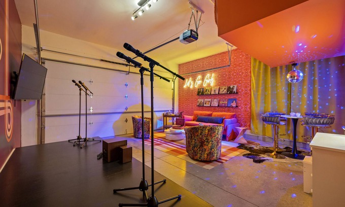 Katie Hill Neighborhood House | Girls Getaway ~ Rooftop + HotTub ~ Karaoke + Stage ~ 2 King ~ 10mins to Brdway