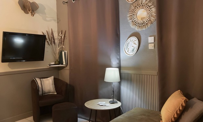 Noyers-sur-Cher House | Gite de la chapelle zoo 7 min – quiet, large enclosed park, playground