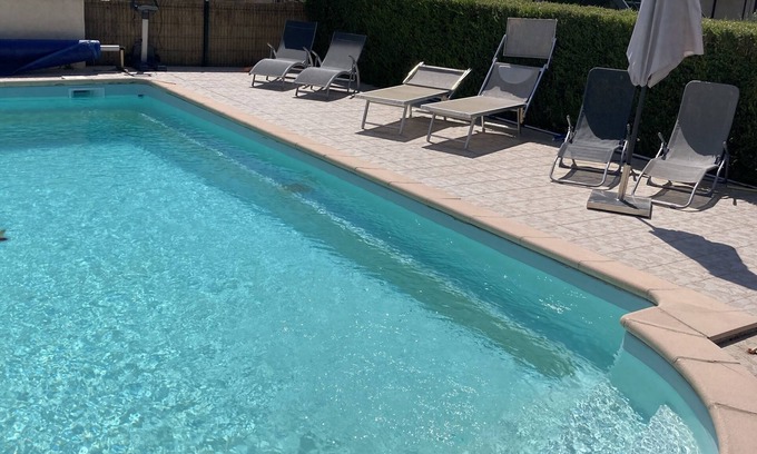 St.-Remy-de-Provence Apartment | Gite Gardenia with a communal swimming pool