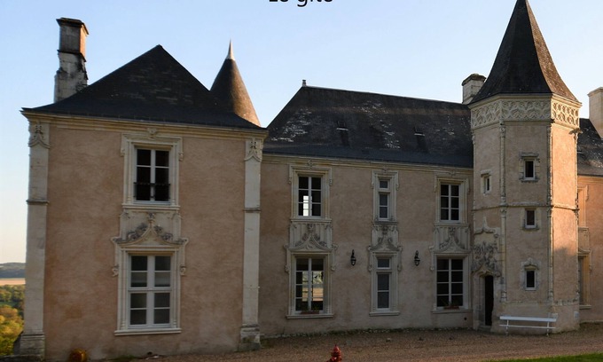 Lavenay House | Gite in the castle of La Flotte, with swimming pool