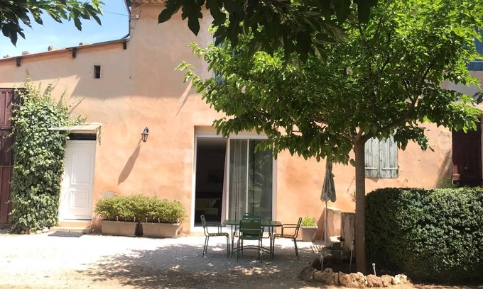 Gemenos Apartment | GITE LES CIGALES, Studio 15mn from the BEACHES, Many walks,