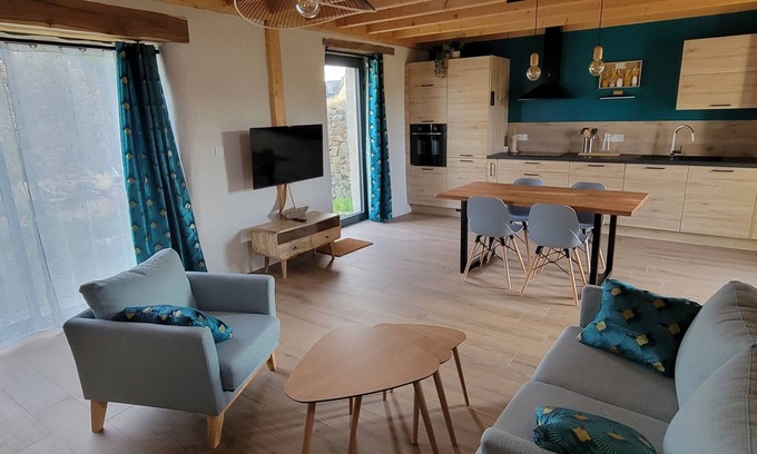Kernilis House | Gîte "Les Glycines" is located in Kernilis, in the heart of the Léon region.