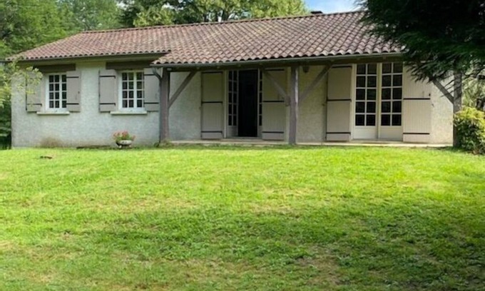 Chalais House | Gîte with ponds in green Perigord
