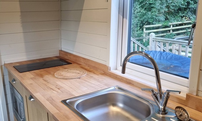 Llanfair Caereinion House | Glamping Hut - Riverview 4