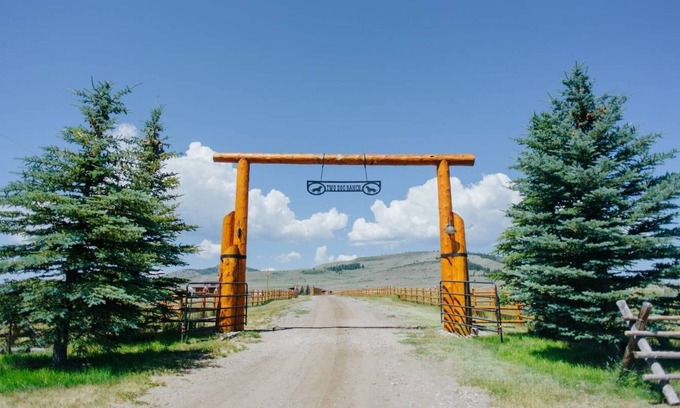 Kremmling Cabin | Glamping Tipi + Cabin/Bunkhouse - dog friendly - no Pot
