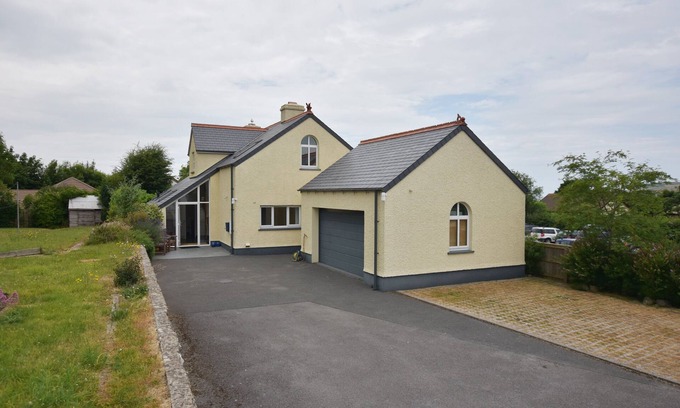 Newport Cottage | GLAN HELYG, pet friendly, with a garden in Newport, Pembrokeshire