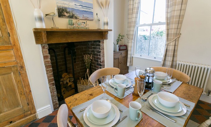 Beaumaris Cottage | Glan Y Mor - a town that sleeps 4 guests in 2 bedrooms