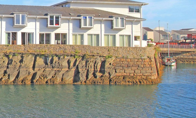 Borth-y-Gest Cottage | GLASLYN RETREAT, pet friendly, country holiday cottage in Porthmadog