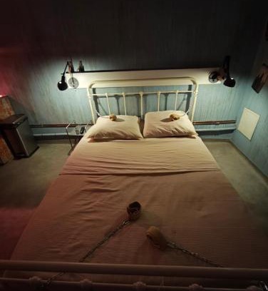 Beziers City Centre Apartment | Glauque Room Horror and cinema themed studio