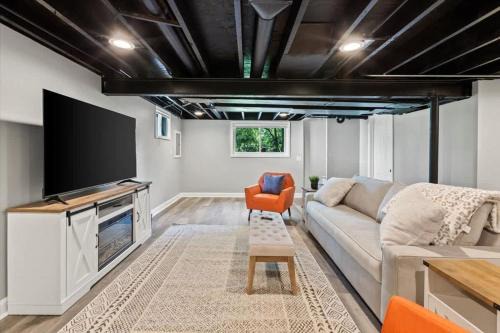 Fox Valley House | Glen Ellyn King Bed Gazebo Fast Wi-Fi