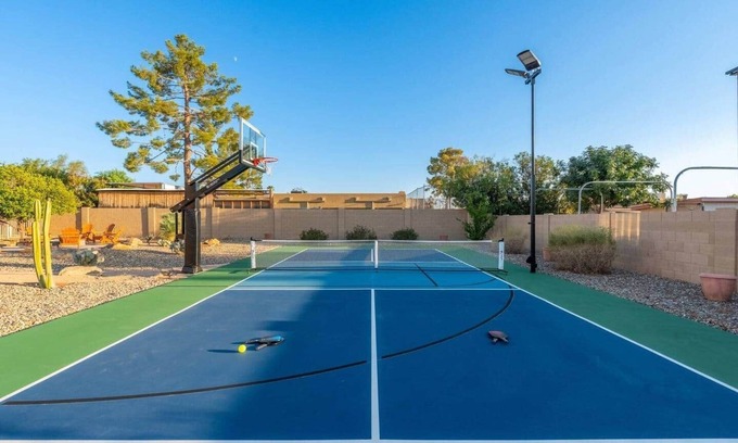 Glendale House | Glendale Paradise | Pool | Pickleball | Putt-Putt