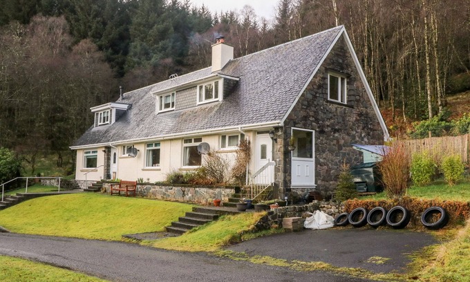 Saddell Cottage | GLENFINGLAS DAM COTTAGE, pet friendly, with open fire in Callander