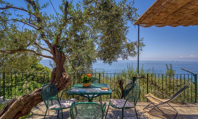 Sori Apartment | Gli Ulivi Home two-room apartment facing the sea with terrace on the floor and swimming pool