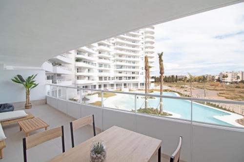 Canet de Berenguer Apartment | Global Properties, Apartamento con terraza y vistas a la piscina en Gran Canet