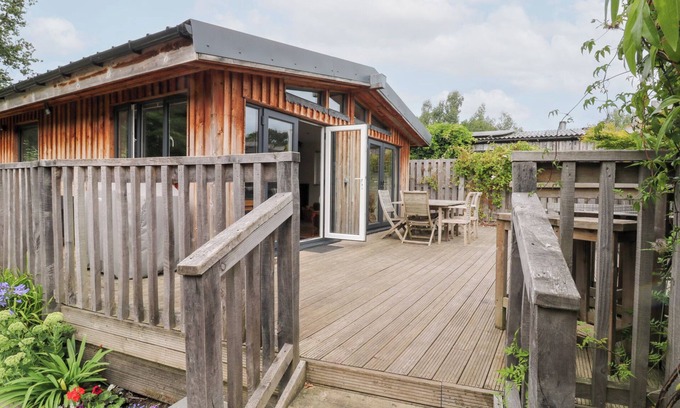 Newton Abbot Cottage | GLOCCAMAURA, pet friendly, with hot tub in Bovey Tracey