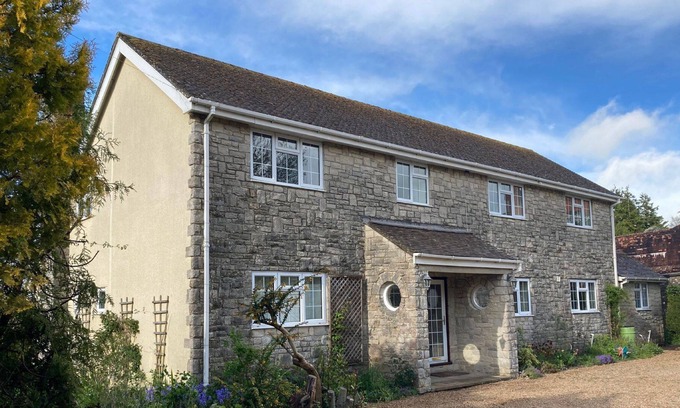 Dorchester Apartment | Glyde House is a large property which is secluded and unique