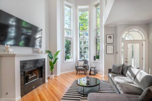 Gold Coast House | Gold Coast Pristine Home Rooftop PoolTable Parking