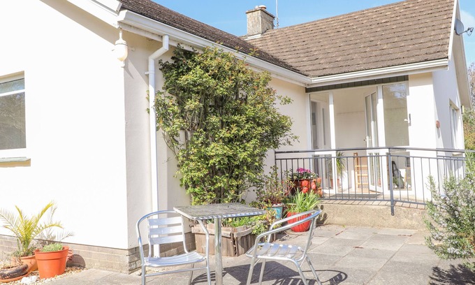 Newport Cottage | GOLDCREST, pet friendly, with a garden in Newport, Pembrokeshire
