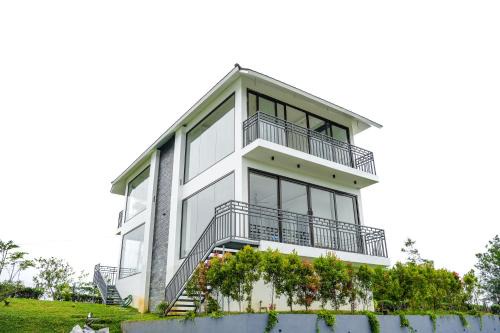 Elappara House | Golden Meadows Resort By Dwellsmith Virtue