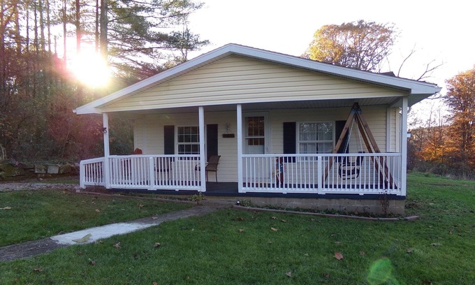 Nelsonville Cottage | Golden Moose Cottage with hot tub