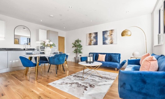 The Westside House | Golden Quarter Apartment | 3 Beds | Contractors