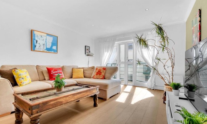 Brighton House | Golden Sunset House with free parking by My Getaways