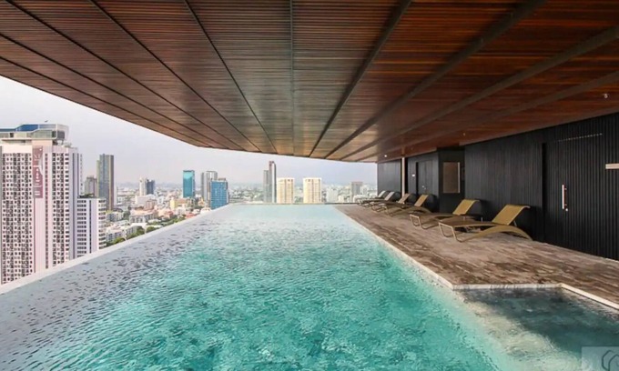 Ekkamai Apartment | Golden 5-star condo
