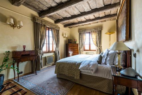 Hradcany Hotel | Golden Well
