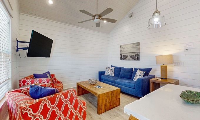 Port Aransas Cottage | Golf Cart Included, Pet Friendly, Shared Pool, Parking for 1 Vehicle