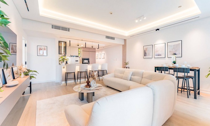 Dubai Apartment | Golf Course And Canal Views, Mins to Dubai Marina And Dubai Mall, Golf Towers by Deluxe Holiday Homes