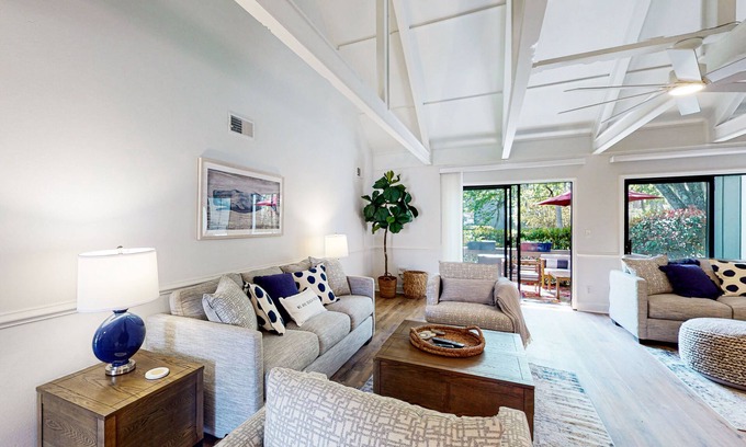 Palmetto Dunes Condo | Golf getaway condo near the beach with pools, private deck, AC, & W/D
