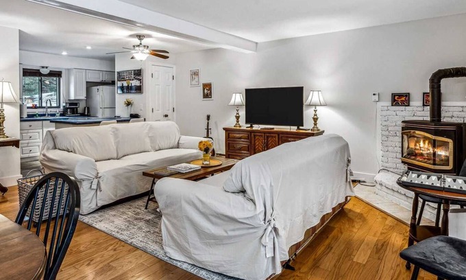 West Hartford Condo | Golf, Lake Pinneo, Fireplace - Windsor Village 3D