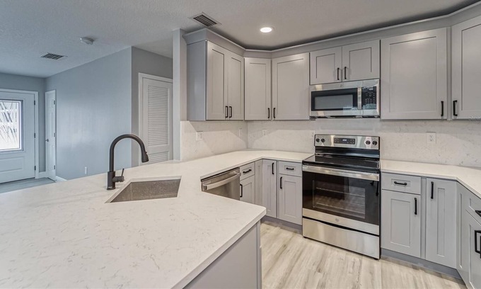 Forest Hills House | Golfland Corner lot Retreat