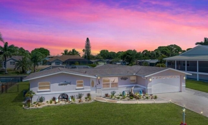 Englewood South House | Gone Fishing - Canal FRONT - Amazing boating - fantastic location easy to the Bay and Gulf