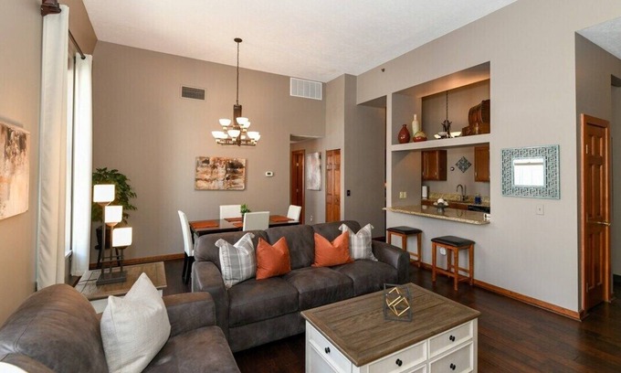 Downtown Cleveland Condo | Good Food Good Life|2BR Condo| Center of Cleveland
