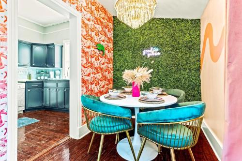 Downtown House | Good Vibes Downtown Cottage