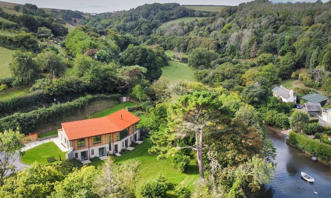 Salcombe House | Goodshelter Bay - a large modern waterfront house with private slipway