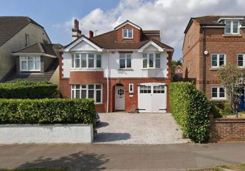 Chichester House | Goodwood FOS 5 Minutes Chichester Sleeps 8