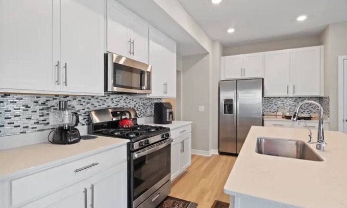 Avon House | Gorgeous 3 Bedroom 2.5 Bath Townhome