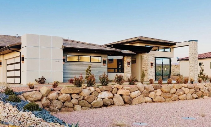 Virgin House | Gorgeous and modern home surrounded by Zion views