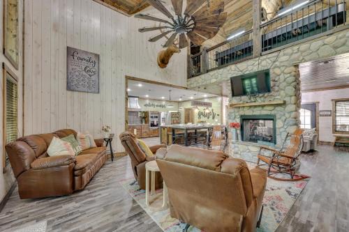 Broken Bow House | Gorgeous Broken Bow Family Home with Private Hot Tub
