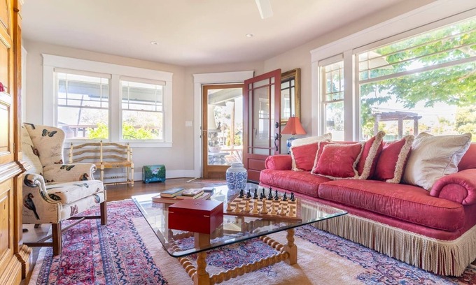 South Park House | Gorgeous Cozy Eclectic Craftsman House. Minutes to Downtown. Best Location!